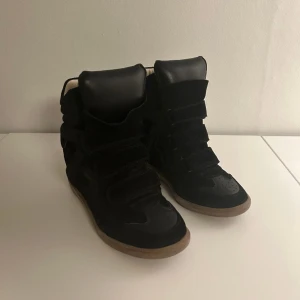 Marant skor  - Säljer dessa marantskor i storlek 39 🩷 De passar mig som vanligtvis bär 39! Väldigt fint skick . Skriv privat för fler bilder elr frågor 😊