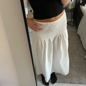 Sommrig vit kjol   - Fin kjol från Gina , köpt förra sommaren men har bara använt den två gånger då jag inte känner att det är min stil 💕