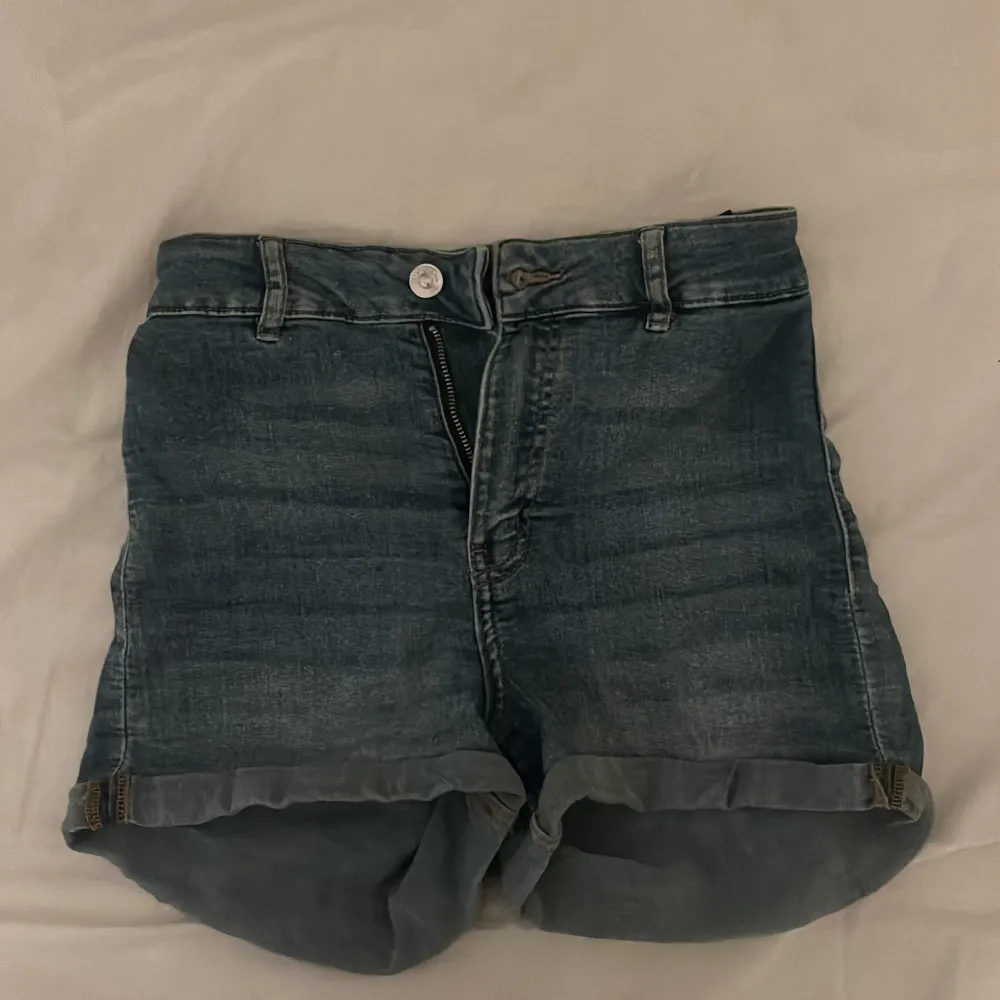 Tajta jeansshorts frpn hm i storlek 36/s. Shorts.