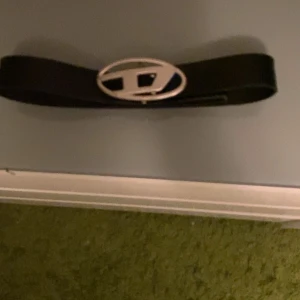 Diesel - Skärp loggan mycket fint skick men lädret är slitet 