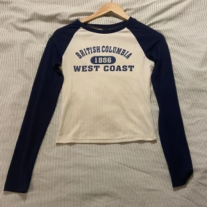 Långärmad t-shirt - Navy blå/off white långärmad t-shirt med print på. Den är i bra kvalitet och är knappt använd. Säljer på grund av att det inte längre är min stil.💕