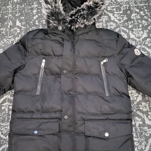 Säljer en svart moncler jacka för män helt ny skick - Säljer en svart moncler jacka för män helt ny skick