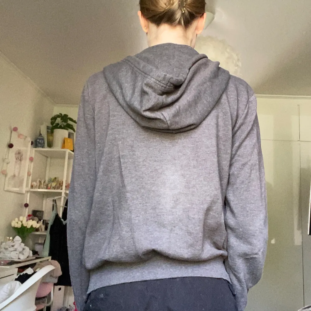 Säljer en grå zip hoodie från h&m divided i strl. M💗Använd ca 7 gånger och har inga fel men såklart inte i nyskick (lite små nopprig vid ärmarna osv)☺️Perfekt basplagg/basic och till sommarkvällar🤩Billiga kläder➡️min profil❤️. Hoodies.