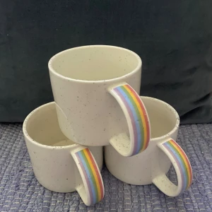 Porslin - Porslinmuggar i regnbågens tecken används ej och är oanvända. Stort öga. 