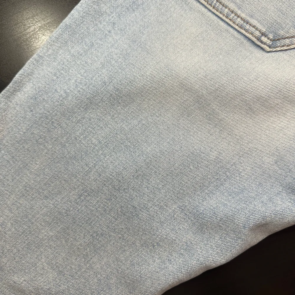 Säljer dessa jätte fina ljusblå jeans med fickor både fram och bak. Aldrig använt innan. Byxorna är mer ljusblå i verkligheten än på bilderna💙. Jeans & Byxor.