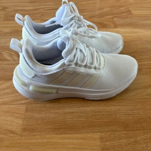 Adidas skor  - Fint sick oanvända endast testad orginalpris 600 kr 