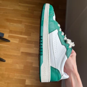 Axel arigato sneakers - Säljer nu mina fina sneakers ifrån Axel arigato, endast för att jag inte använder dem så ofta. De är köpta förra sommaren i butiken på NK. De kostade 2500 kr och är sparsamt använda. Dessa är i strl 40, men lite små i storleken
