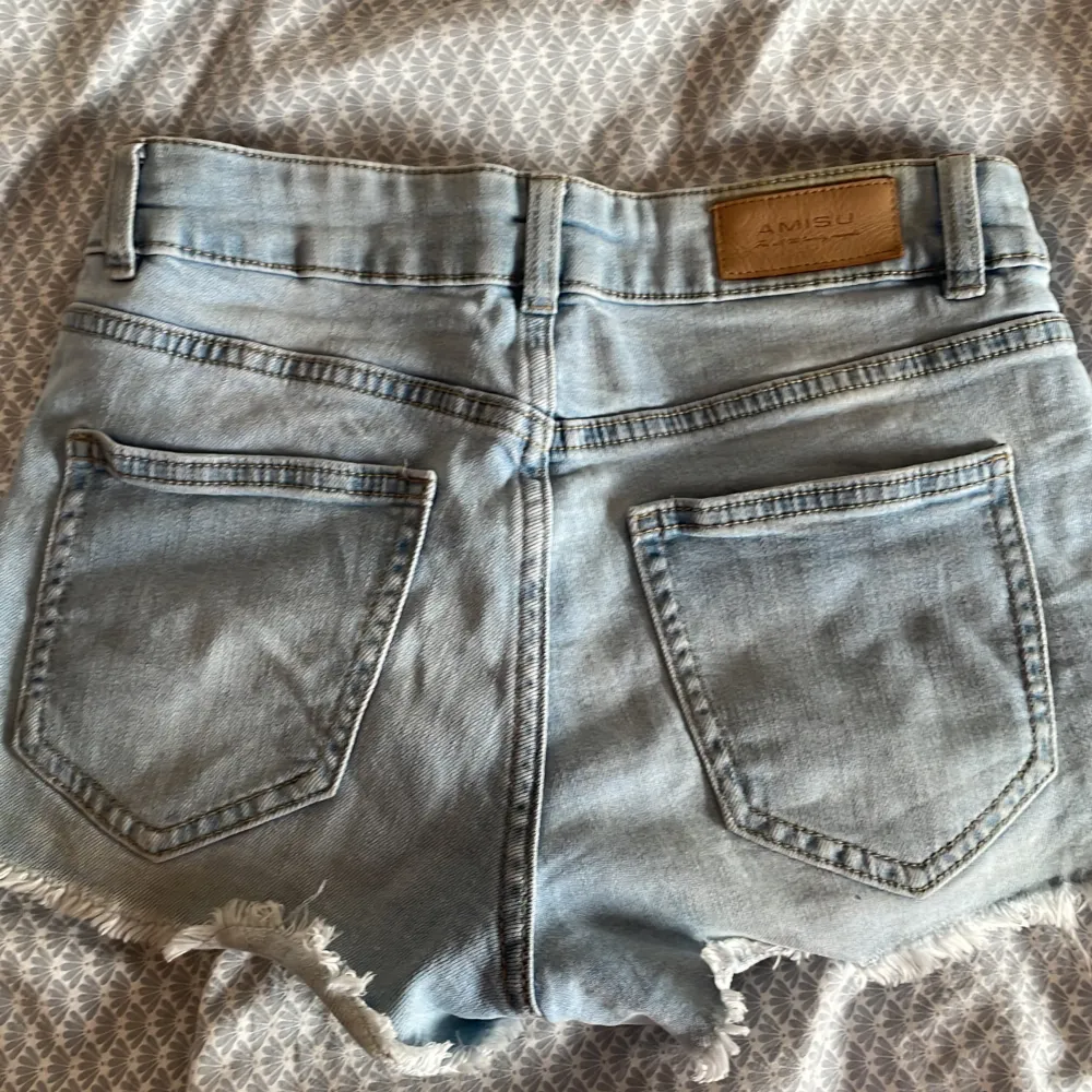 Söta jeansshorts med slitna detaljer🩵. Shorts.