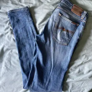 Säljer dessa sjukt snygga nudie jeans i storleken 32/34. Jeansen är i slim fit och är i bra skick. Skriv pm vid funderingar 