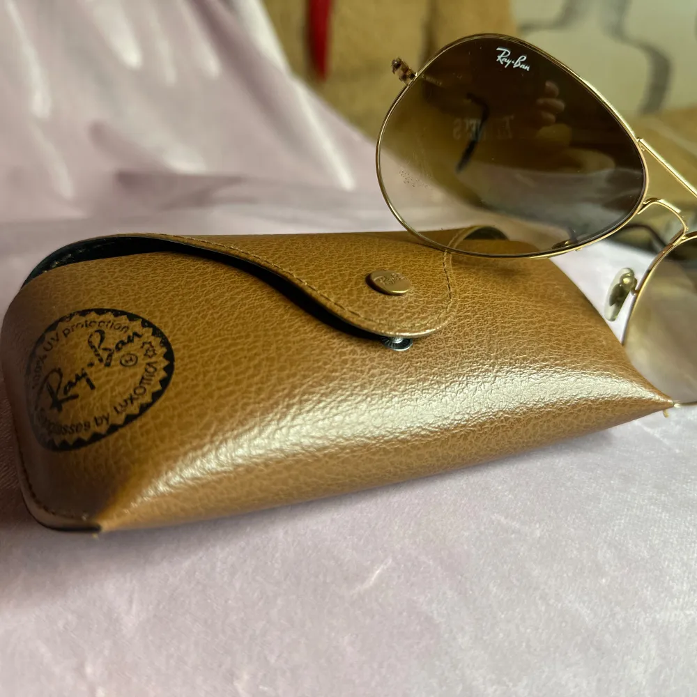 Jag säljer ett par fantastiska solglasögon från Ray-Ban, kända för sin ikoniska design och överlägsna kvalitet. Dessa solglasögon kombinerar klassisk charm med modern elegans och är det perfekta valet för att skydda dina ögon med stil. Oavsett om du . Asusteet.