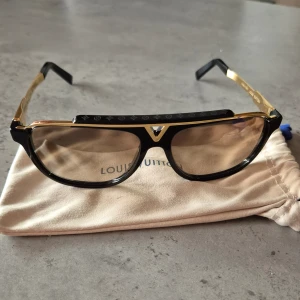 MASCOT SUNGLASSES LOUIS VUITTON - Louis Vuitton glasögon.  Kvitto finns.  Säljs inte längre i butik. Svåra att få tag på.  Nypris: 5950