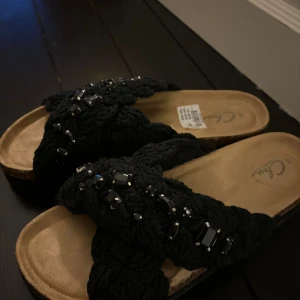 Tofflor - Jätte fina tofflor liknande inukii! Storlek 40, säljer även i beige Använt cirka 3 gånger eftersom jag använder ett par andra så inte kommit till användning   Köpt för 450kr! 