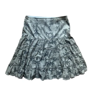 y2k vintage midi camo skirt - snygg midi kjol från BlendShe. Storlek M men passar förmodligen en S också. Köparen står för frakt. 🩷