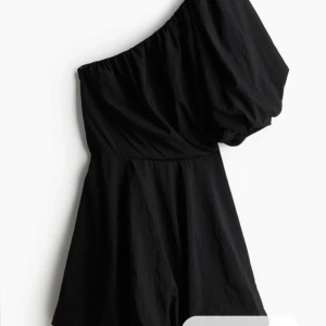  HM klänning  - En jättefin klänning från H&M i storlek 34. Endast använd en gång. Slutsåld på hemsidan. Köpt för 549 kr.💛 pris kan diskuteras, köparen står för frakt💛