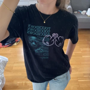 Svart t-shirt med tryck - Säljer denna skitcoola t-shirten med tryck🤩skriv om ni har frågor!!💓