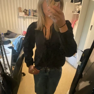 Svart topp med rosetter - Älskar den här toppen så mycket! Du väljer själv hur mycket du vill knyta, men så fin till fest💕 toppen kommer från hm och är aldrig använd, i strl xs❤️‍🔥