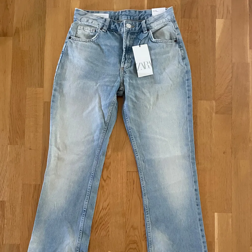 Zara jeans med mellanhög midja och bootcut fit. Nya med prislapp. Säljer pga försmå 😔Sista bilden från Zaras hemsida!  Säljer för orginalpris men priset kan diskuteras 😀. Jeans & Byxor.