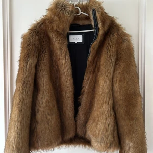 Pälsjacka - Pälsjacka från märket Vila. Helt felfri. Vet inte hur mycket den har använts då jag fått den. 🎀 