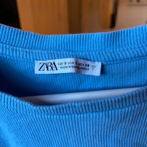 Volang topp - Köparen står för frakt Ja säljer en jättegullig topp från zara i storlek S. Bra skick skriv för fler bilder.