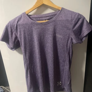 Träning T-shirt  - Fint skick, använd fåtal gånger! Den är från X-trial i strl 34/XS :) 