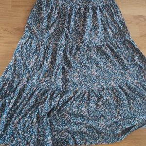 Blommig klänning  - En blommig och lång klänning, frakt ingår 💟