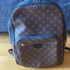 Palm Springs cloth backpackVery good conditionBeige, Cloth - En fet brun LV ryggsäck i bra skick köpt för 13000