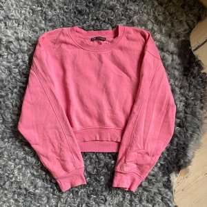 Rosa sweatshirt - Rosa sweatshirt från Zara som är lite croppad i modellen. I storlek S!