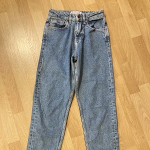 Tapered jeans Kuyichi - Ny blå jeans från fair fashion label Kuyichi. Aldrig använt. Färgen är den perfekta ljus jeans färgen 🙌🏻 model: nora loose tapered. Storlek: 25 / 30