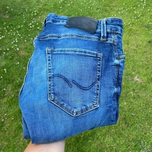 Jack & Jones Glenn - Säljer nu dessa populära jeansen som är perfekta till sommaren!🌊🐟☀️ storlek och modell visas på bild! Hör av dig vid funderingar! Billigare hittar du inte! 