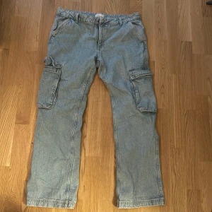 Cargojeans  - Jag säljer mina fina low-waist cargojeans från Ginatricot då dem är för stora. Som nya, använda 1gång!