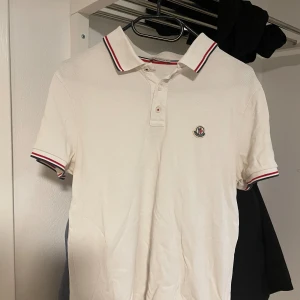 Moncler Pike - Moncler pike  Inköpspris 2799 kronor  Mitt pris 699kronor 