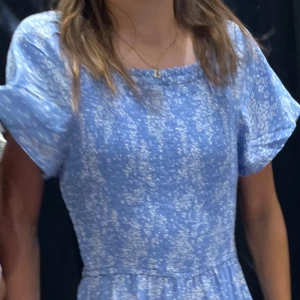 Jätte fin blå byxdress! - Jätte fint skick köpte för ungefär ett år sen, har inte använt någon gång inte alls sliten (be om bättre bilder om ni är intresserade) passar perfekt till en sensommar kväll! Lite stor på personen på bilden men ja! Be om bättre bild privat.