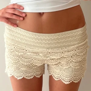Jätte populära snygga Spetsshorts  - I bra skick, använda 2 gånger, ett putte litet hål på sidan som man knappt märker, kolla bild 3. Pris kan alltid diskuteras!  (Bilderna är lånade, men dom ser exakt ut sådär) 