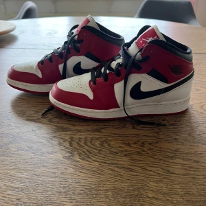 Nike Air Jordan 1 Mid Chicago - Säljer nu mina Nike Air Jordan 1 Mid Chicago då jag aldrig använder dom längre. Fina skor som är använda enstaka gånger. 