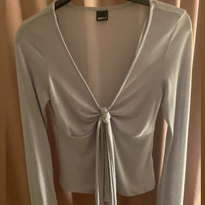 Tie front long sleeve top - Ny topp i bra kvalite, inte min stil så därav har jag inte använt den. Nypris 299kr från Gina, ljusblå färg.