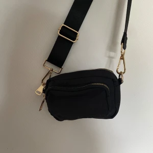 Liten väska  - En liten smidig väska som både är fin och smidig. Kostar 15kr plus frakt ( frakt bror på 18kr upp