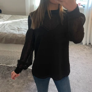 Blus  - Jag säljer denna blus i storlek 34 från Cubus då den inte kommer till användning 💗 använd 1 gång och den har inga defekter!