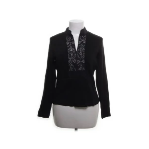 Blus - En såå fin svart blus med fin detalj!