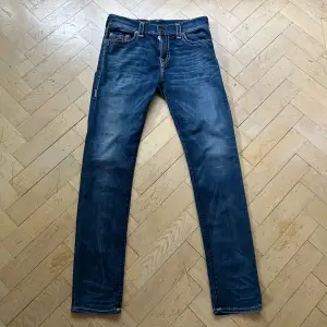 | True Religion rocco jeans  | Skick: 8,5/10 | Storlek: 32 | Nypris ca: 1200 | Vårat pris: 549 |