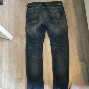 Jack & Jones Jeans - Hej säljer dessa väldigt snygga Jack & Jones jeans i slim fit model använda typ 5 gånger och är inte trasiga någonstans. Storleken är 30/30