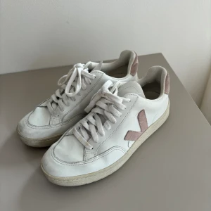 VEJA skor - Vita VEJA skor med rosa detaljer🩷Nypris ca 1400 men säljer för 400!