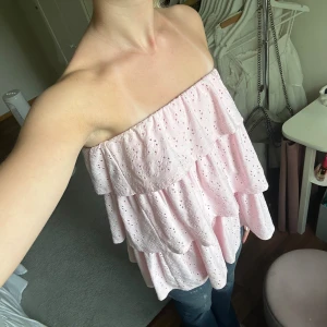 Rosa kjol - En jättesnygg rosa kjol från vila som jag säljer eftersom att jag har tröttnat lite på den🥲 Den är bara använd ett fåtal gånger så nästan ny😍🥰 Nypris var 350 kr har jag för mig😁💓Funkar som både kjol och topp men själv använder jag den mest som topp💞☺️