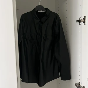  En cool skjorta -  Väldigt snygg skjorta är i skinn