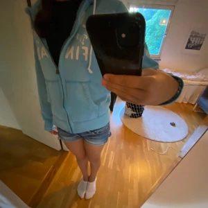 Zip - Köparen står för frakt Hej jag säljer en jättefin zip från hollister. Storlek S och bra skick. Driv för fler bilder😋