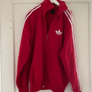 Adidas tröja  - Ok skick priset är absolut diskuterbart och har du funderingar så tvecka inte på att höra av dig 🥰