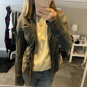 Jeansjacka - Jeansjacka som inte kommer till användning. Inga defekter förekommer!! Perfekt vårjacka 😍