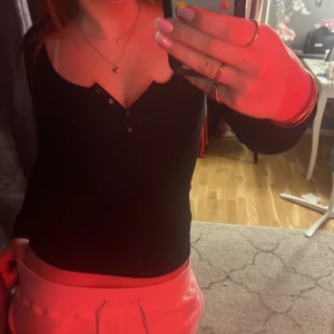 Ribbad tröja med knappar - Tröjan är i bra skicka, använt ett fåtal gånger. Storlek S