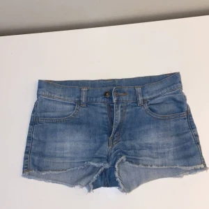 Jeans shorts  - (Intresekoll )Super snygga lowaist jeans shorts. Som nya. Inga fläckar eller skador❤️❤️