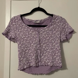 Tröja  - Blommig tröja från New Yorker. Fint skick.