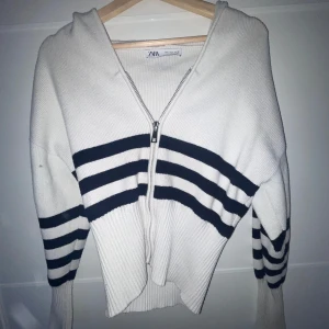 Zara zip up - Säljer denna snygga zip-up tröjan från Zara, i storlek L ( passar som M ) som inte säljs längre🫧